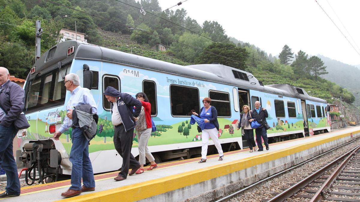Pasajeros de uno de los Trenes Turísticos de Galicia en una campaña anterior.
