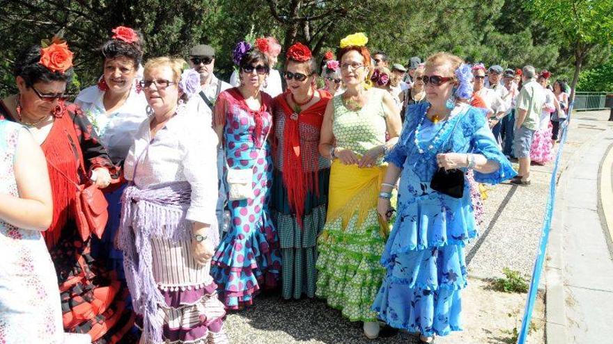 La Casa de Andalucía coloreó ayer Zaragoza con su Rocío