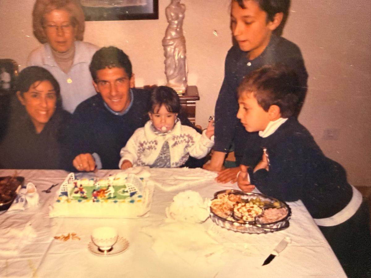 Diego Cagna, con su mujer y su hija. Arriba la tía de Josep, y Josep junto a su hermano.