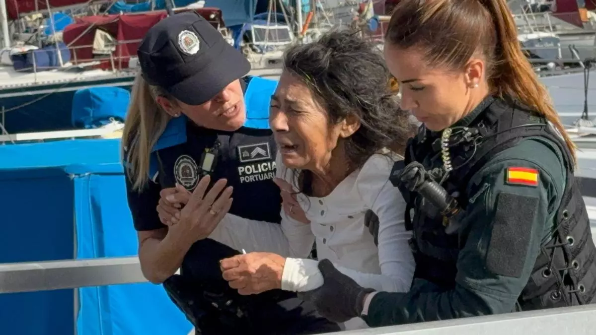 Retiran el barco ‘Claudine’ del Muelle Deportivo pese a la resistencia de su propietaria