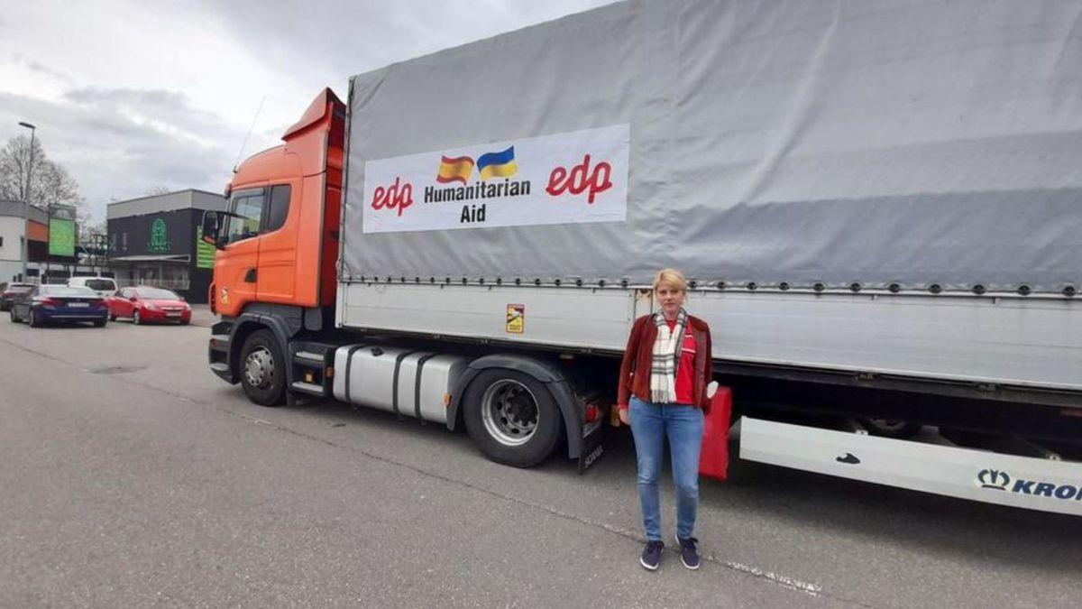 Krystyna Pechena, ante un camión de ayuda humanitaria.