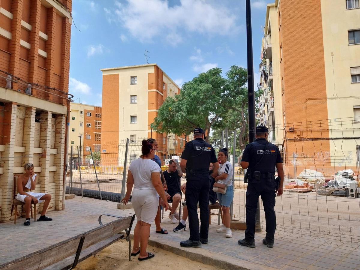 María y su familia, con los mismos policías.