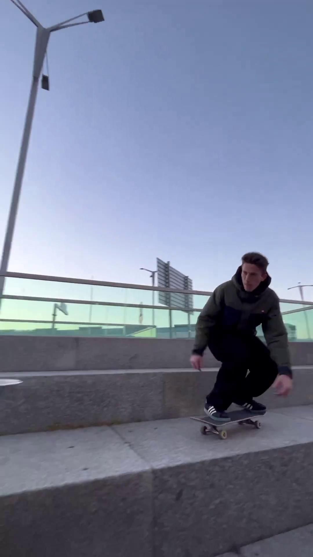 Los 'skaters' internacionales Miles Silvas, Mark Suciu y Mikel Vidal, en Vigo