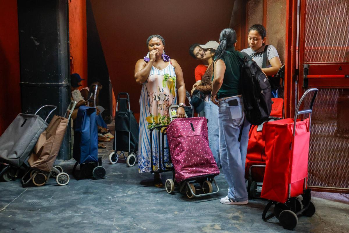 Valencia VLC SPD Reparto de alimentos organizado por la Casa de La Caridad en Mestalla