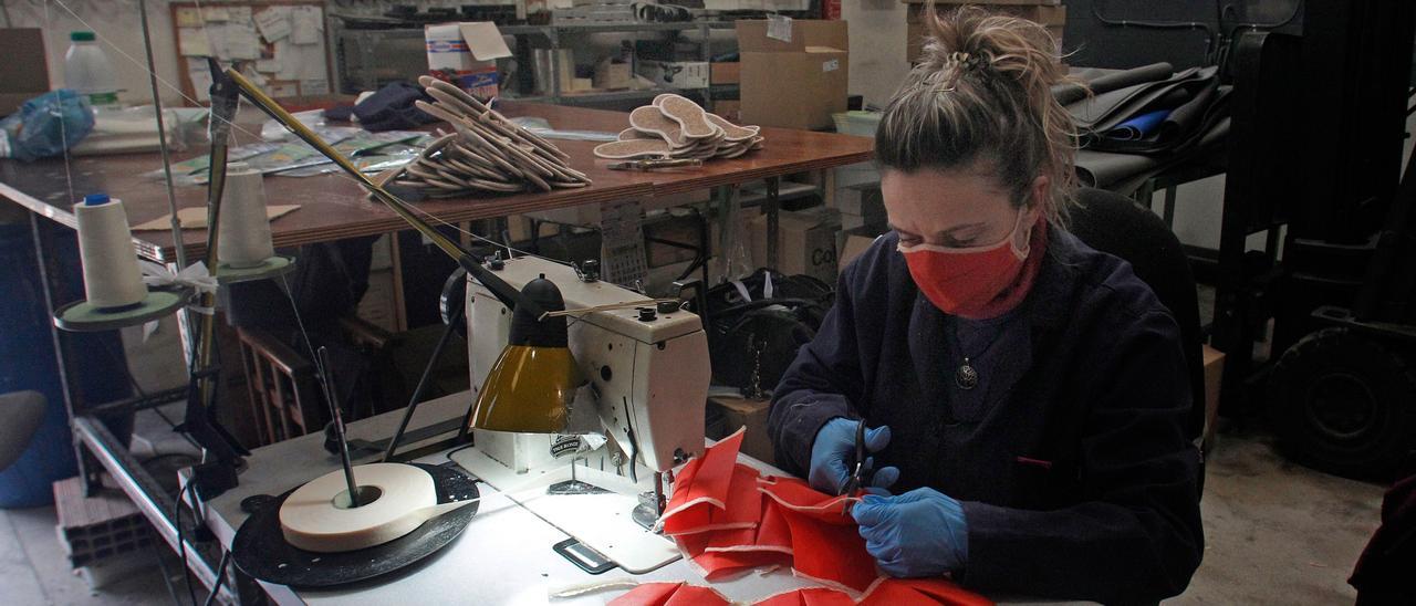 Una mujer fabrica mascarillas en San Vicente del Raspeig.