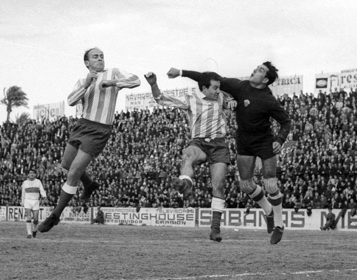 Di Stéfano salta a por un balón con Pazos, portero del Elche, en 1965
