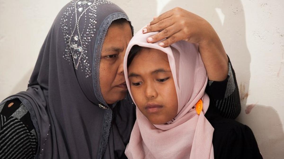 La madre de Jannah acaricia la cabeza de su hija, tras reencontrarse en Meulaboh (Aceh), este jueves.