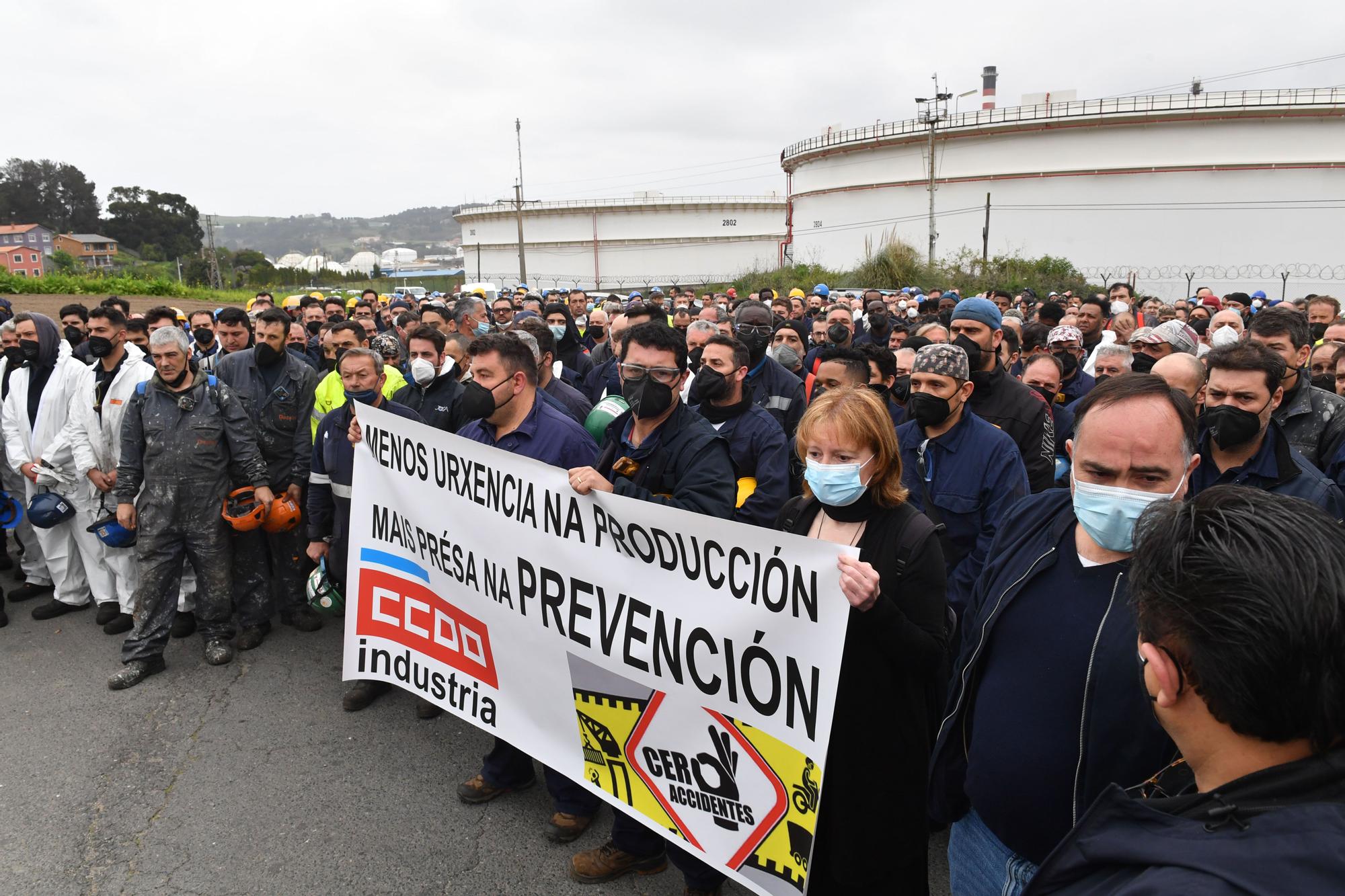 Concentración en la refinería de A Coruña tras el accidente con dos heridos, uno muy grave