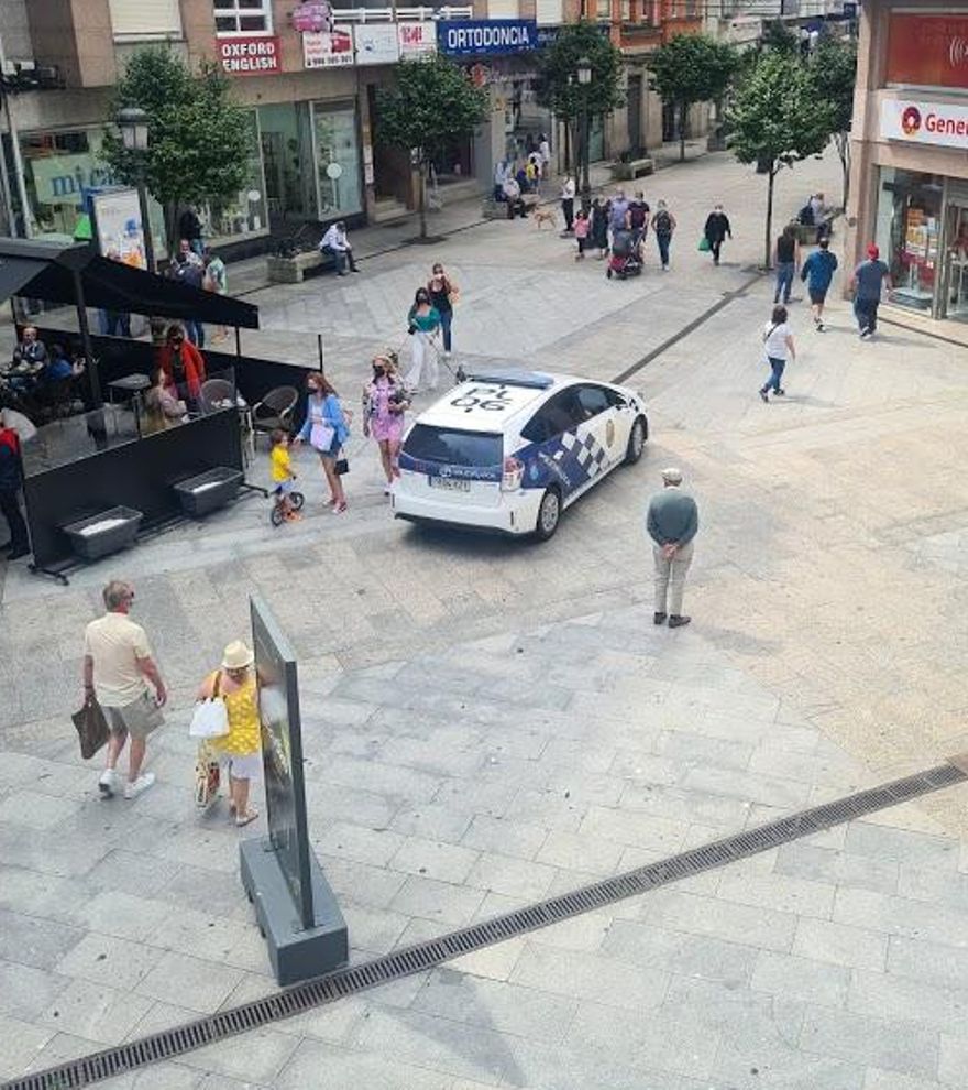 Una patrulla de la Policía Local en la Praza de Galicia.