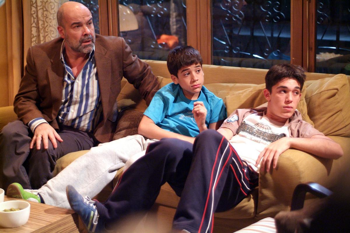 TELEVISION SERIE LOS SERRANO CAP CHAROL DE LEOPARDO EMISION: 24-04-07- COPYRIGHT: MANUEL ALCAZAR (TELECINCO). PROGRAMAS TELEVISION , PTV , SERIE " LOS SERRANO " , EN LA IMAGEN DE IZ A D ACTOR ANTONIO RESINES , ACTOR JORGE GARCIA Y ACTOR VICTOR ELIAS _ FOTOGRAMA