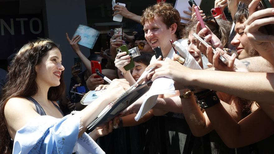La cantant Rosalía firma autògrafs a un grup de
seguidors al sortir d’un estudi de Buenos Aires. | EFE