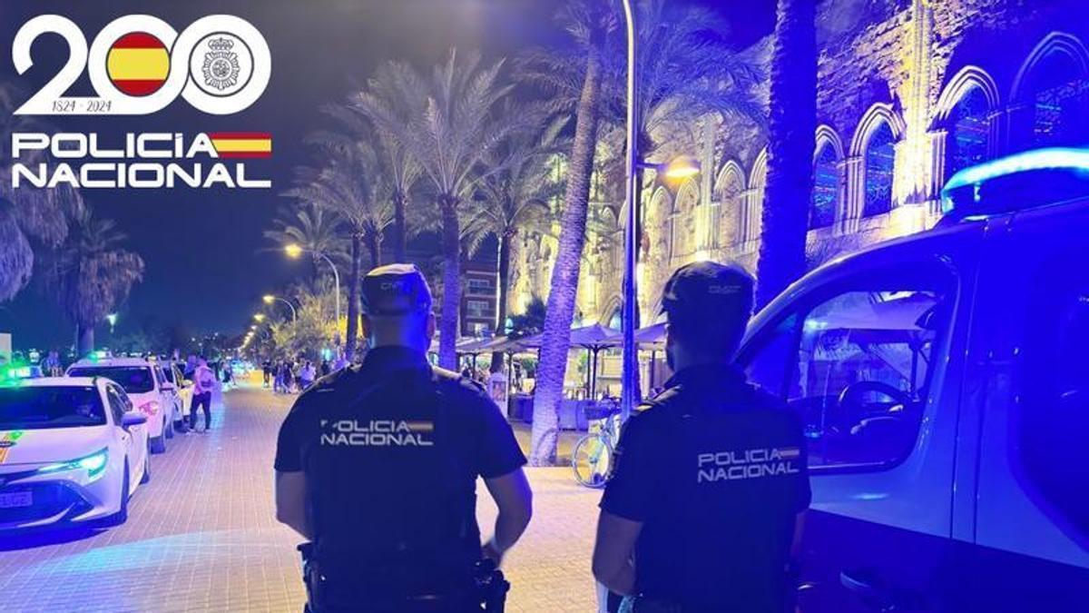 Agentes de la Policía Nacional, en la Playa de Palma.