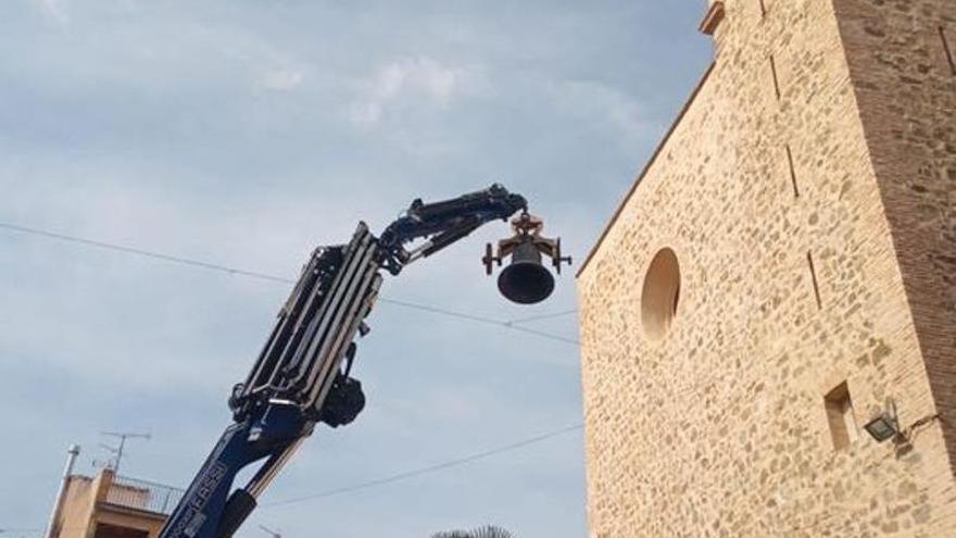 Momento en el que la campana es bajada del campanario.