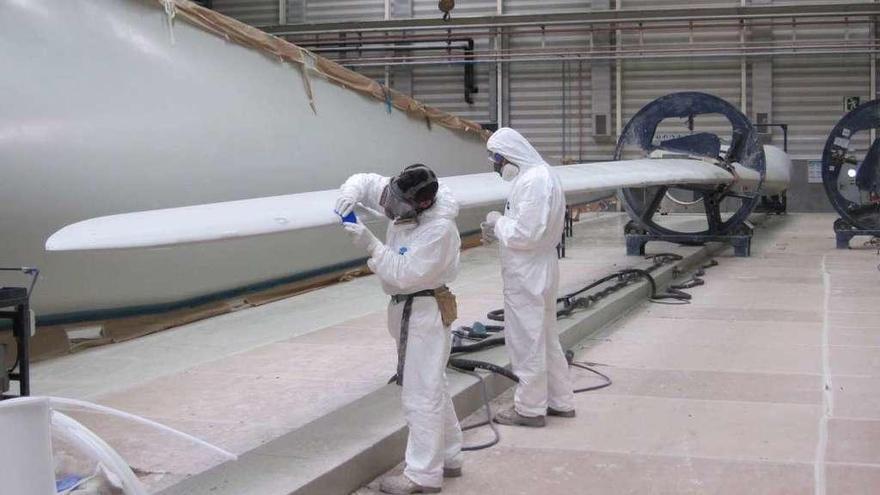 Dos operarios, en la fabricación de una pala de aerogenerador en la planta de As Somozas.