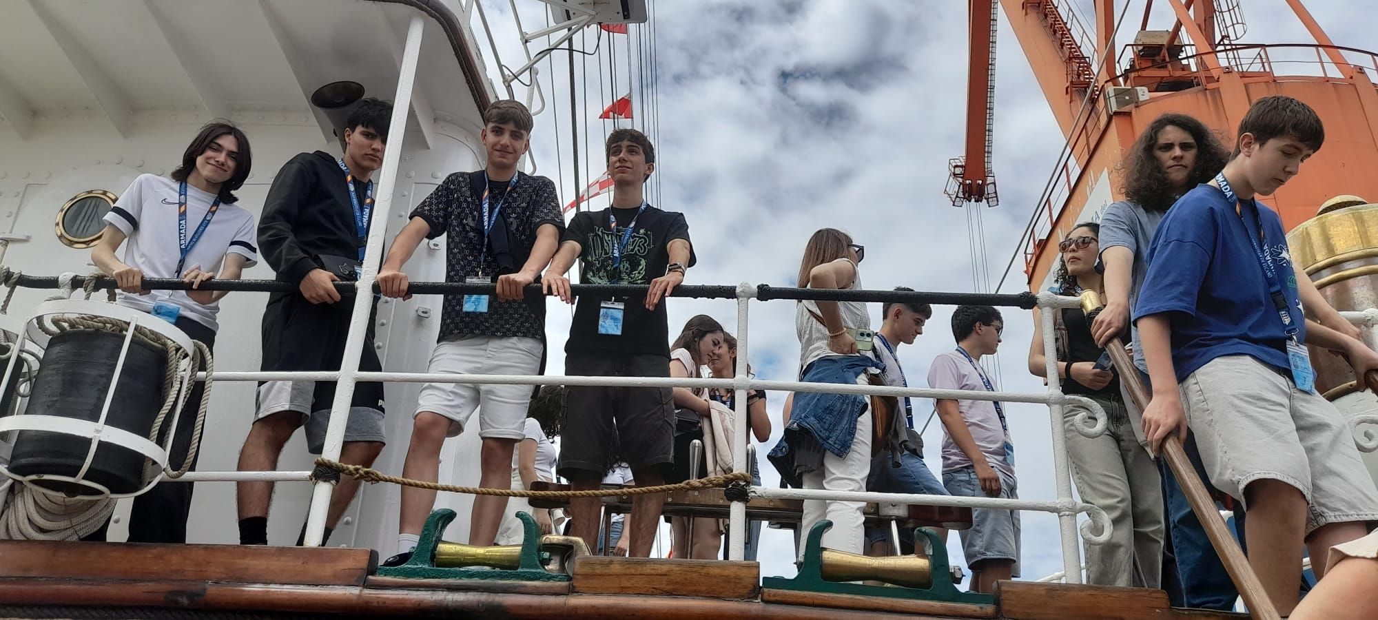 Los estudiantes del instituto de Vegadeo son recibidos en el “Elcano”