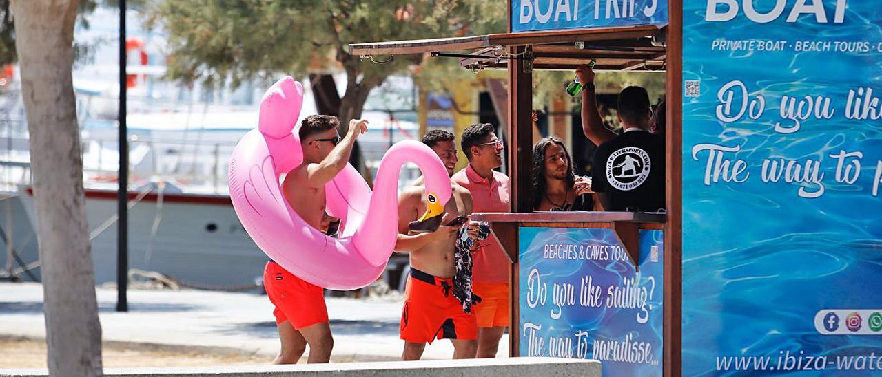 Turistas británicos en Sant Antoni, en una imagen del pasado verano. | TONI ESCOBAR