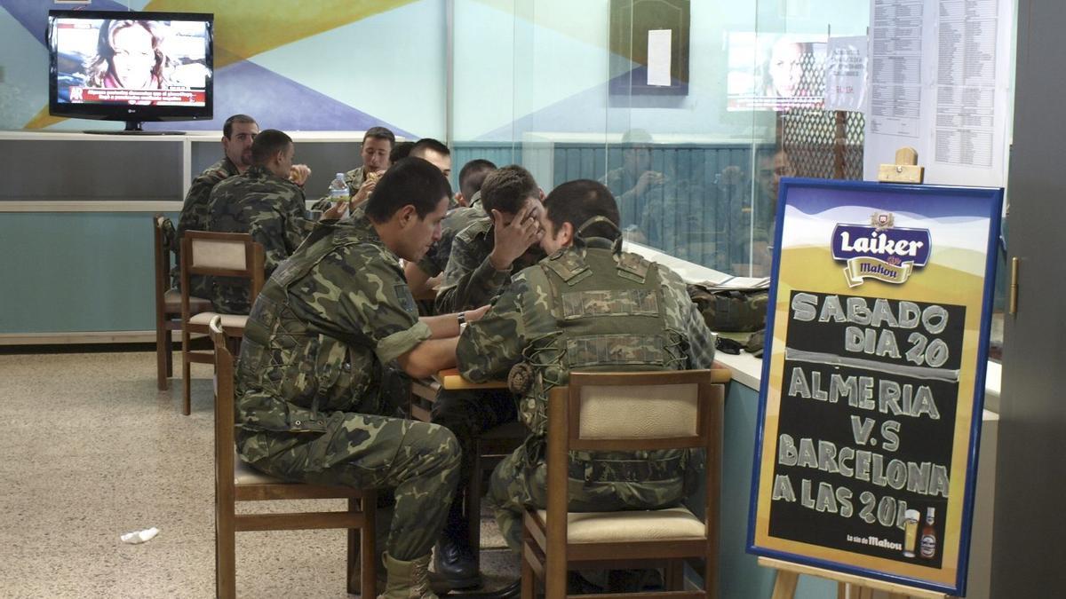 Junge Soldaten in Palma 2010. Auch ohne Wehrpflicht melden sich vor allem junge Männer zum Militär auf Mallorca.