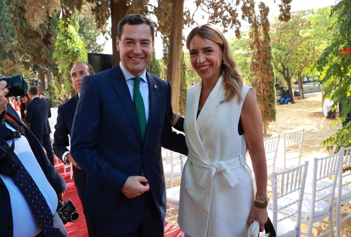 El presidente de la Junta de Andalucía, Juanma Moreno (i), junto a la presidenta de la Diputación de Cádiz, Almudena Martínez (d).