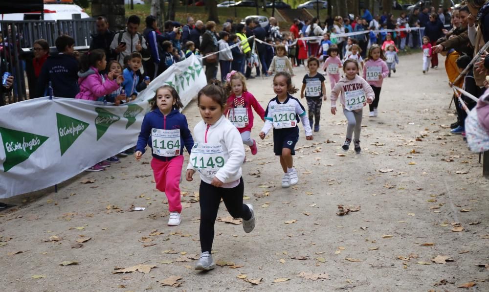 Más de 1.100 jóvenes atletas desafían a las bajas temperaturas para participar en la tradicional carrera de cross escolar.