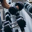 Entrenamiento de hombre fuerte en el gimnasio