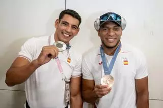 Los medallistas Ghadfa y Reyes reciben el cariño de los aficionados a su llegada a Madrid