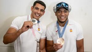 Los medallistas Ghadfa y Reyes reciben el cariño de los aficionados a su llegada a Madrid