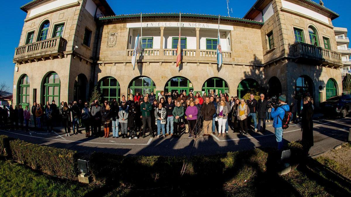 Los asistentes al acto frente al consistorio de Nigrán en repulsa por el crimen machista.