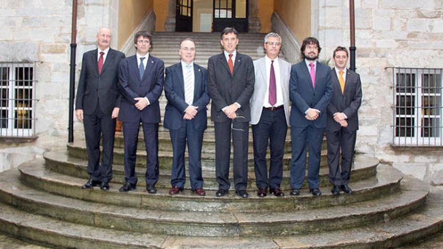 Representants de les institucions públiques i la Cambra de Comerç de Girona que ahir van presentar l&#039;acord.