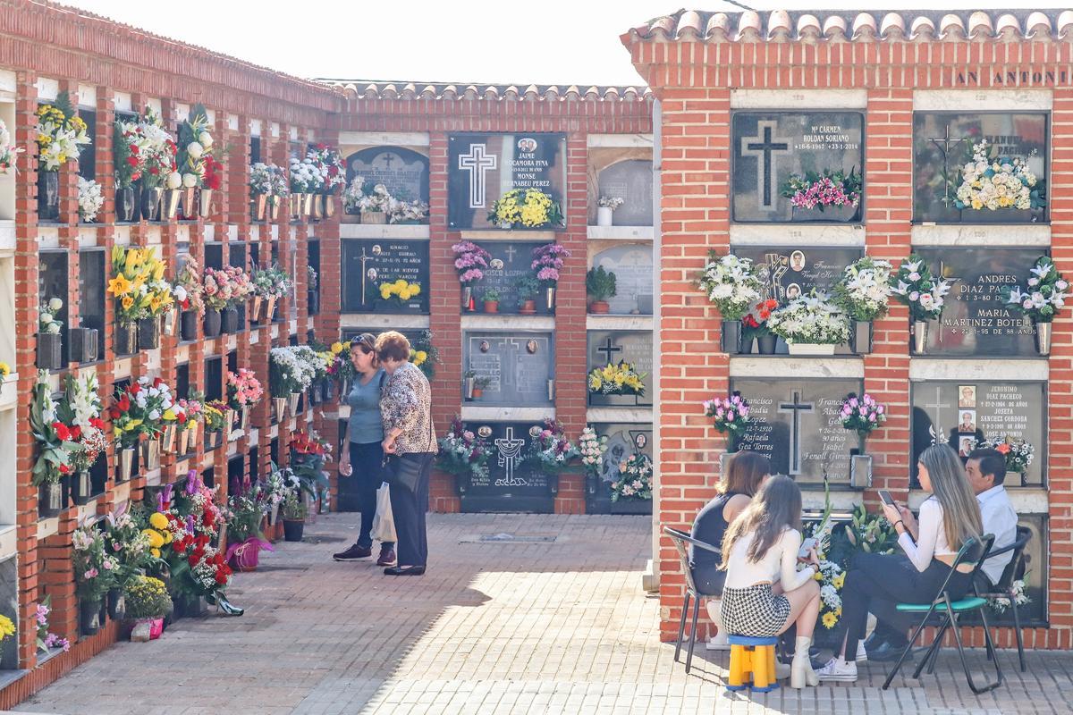 Miles de vecinos se han acercado al camposanto oriolano el día de Todos los Santos Miles de vecinos se han acercado al camposanto oriolano el día de Todos los Santos