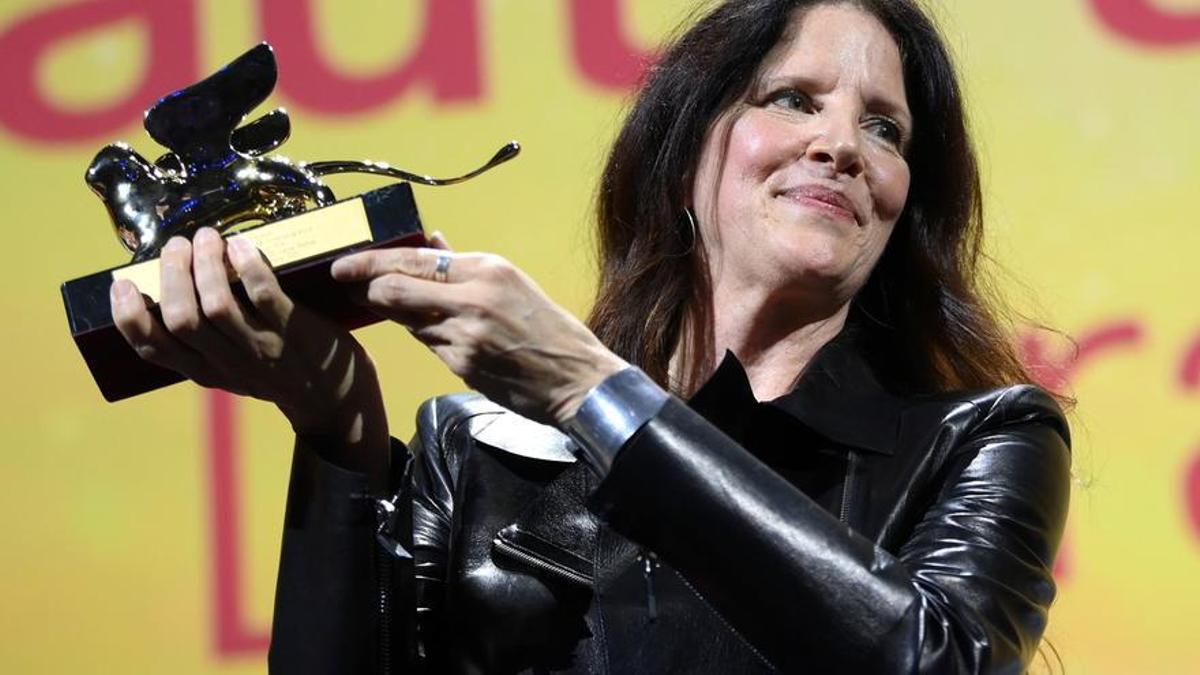 Laura Poitras recogiendo el León de Oro en Venecia.