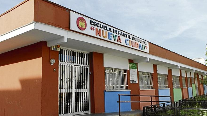 El consistorio reparará la cornisa de la escuela municipal de forma &quot;urgente&quot;