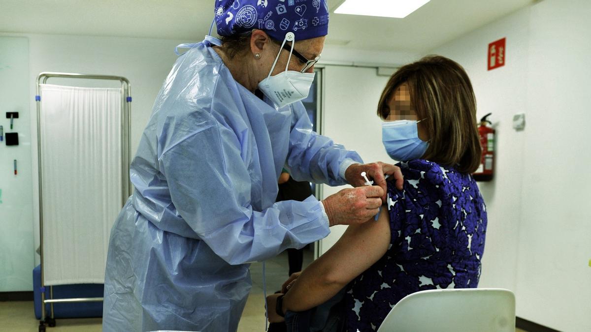 Una mujer recibe una dosis de AstraZeneca en el Complejo Hospitalario Universitario de Ourense, este jueves