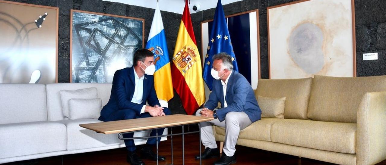 Pedro Sánchez y Ángel Víctor Torres, el miércoles en el Castillo de San José, en Arrecife.