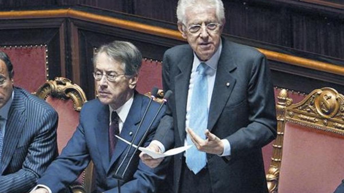 El primer ministro italiano, Mario Monti, en el Parlamento junto al ministro de Exteriores (a la derecha).