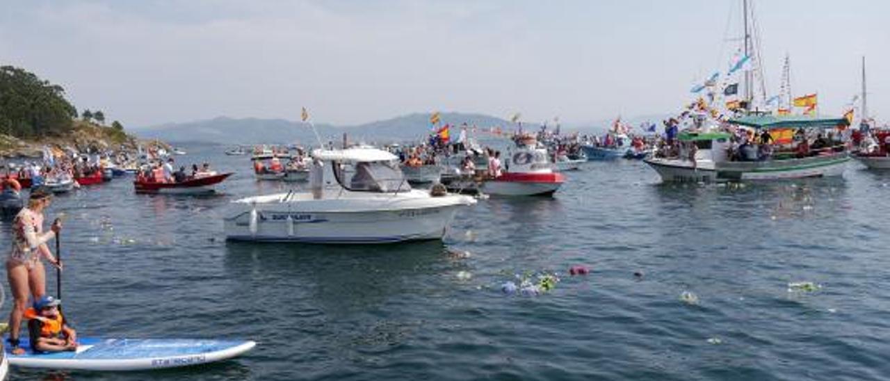 La ofrenda floral de la procesión del Carmen de Cangas en honor a los fallecidos, a la altura de Santa Marta.