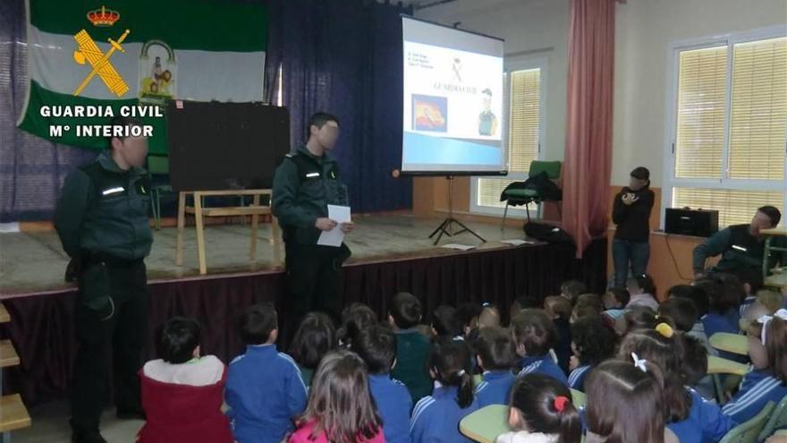 El número de peticiones a la Guardia Civil para dar charlas en colegios se duplica este año