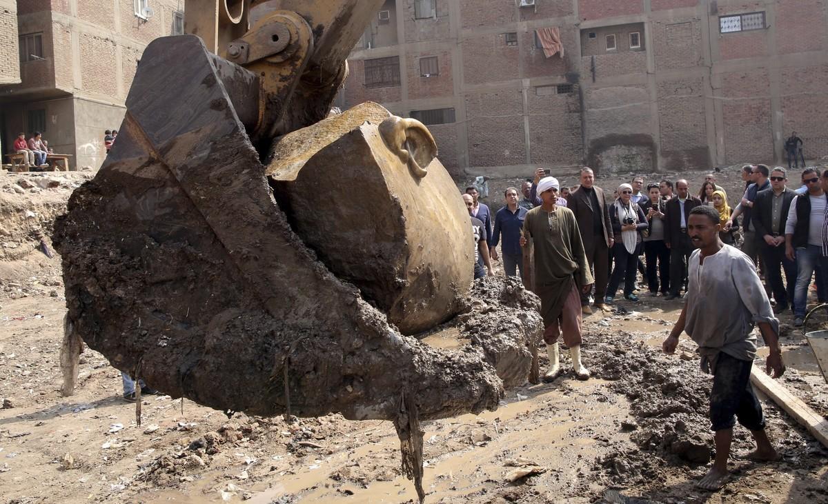 KEF2 EL CAIRO  EGIPTO  09 03 2017 - Varios trabajadores egipcios desentierran el busto de una estatua en el barrio de Souq al Khamis  en El Cairo  Egipto  hoy  9 de marzo de 2017  Segun fuentes oficiales  se han encontrado dos partes de estatuas reales de la XIX dinastia en la entrada del templo del faraon Ramses II  EFE Khaled Elfiqi