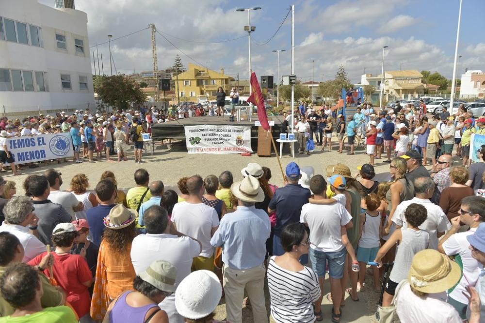 Protesta ante un Mar Menor que amanece cubierto de espuma