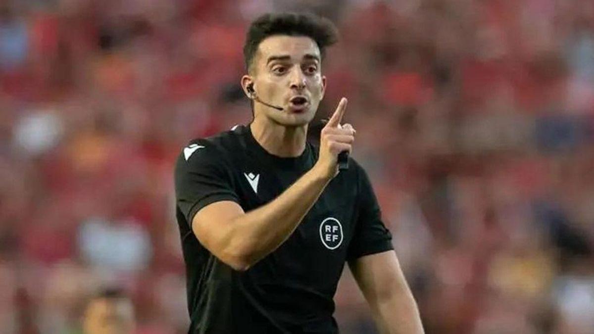 Eder Mallo, árbitro del Nástic - Málaga CF en el que ascendieron los blanquiazules.