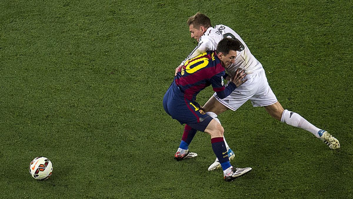 Messi pugna con Kroos durante el último clásico liguero entre el Barcelona y el Madrid en el Camp Nou, el pasado 22 de marzo