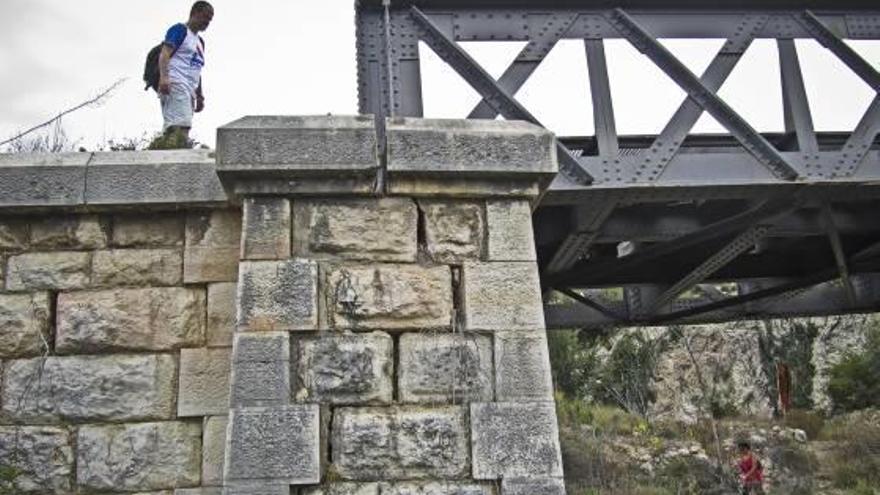 Imagen de un puente deteriorado del trazado ferroviario a la altura de Alfafara.
