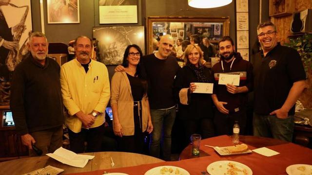 Els guanyadors del concurs –Neus Galcerán i Josep Crespi– amb el jurat i els organitzadors | BASILI GIRONÈS