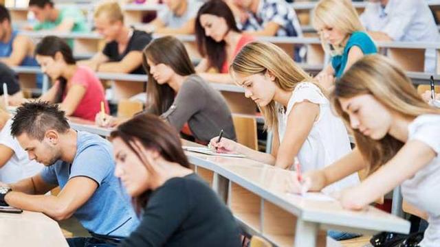 Jóvenes enfrentándose a un examen.