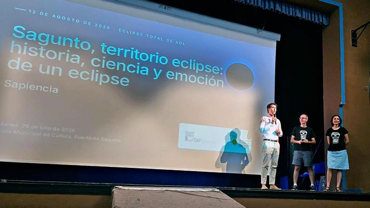 Charla sobre el eclipse en la Casa Municipal de Cultura de Port de Sagunt.