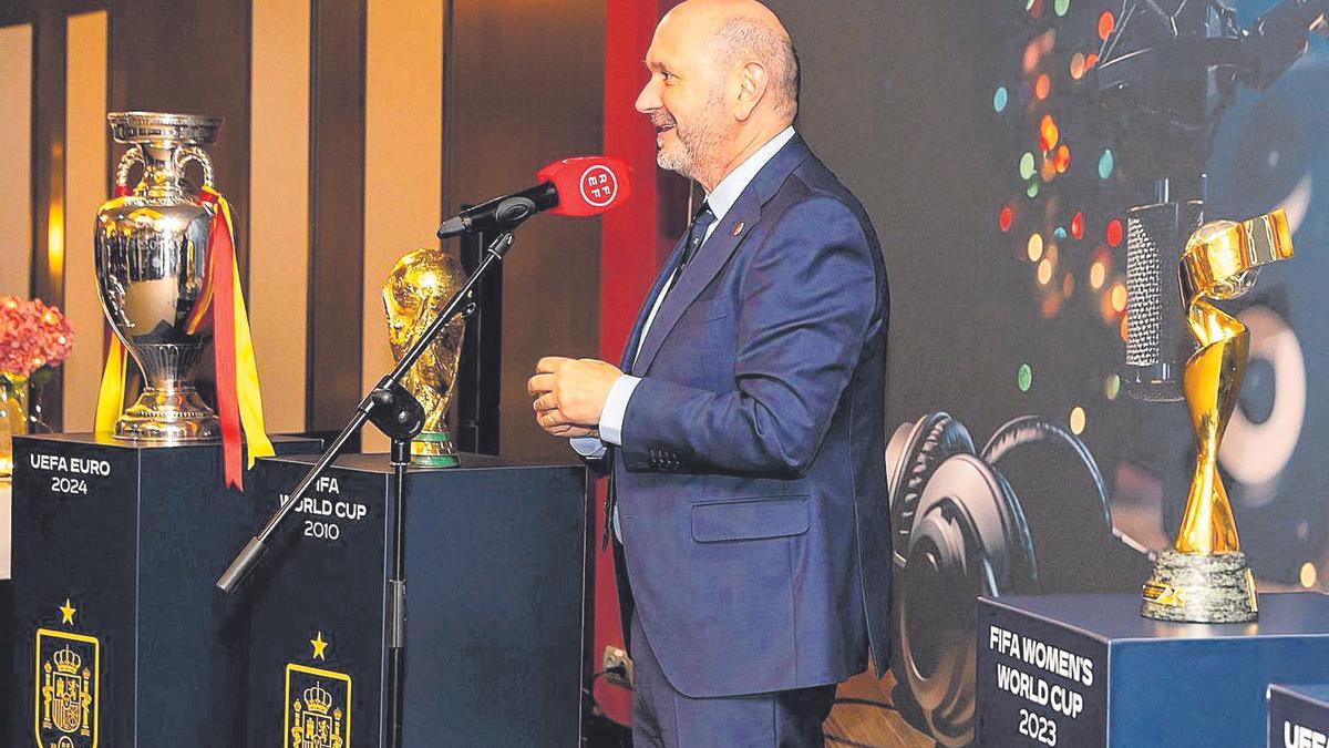 Rafael Louzán, presidente de la RFEF, en la cena de Navidad con los medios.