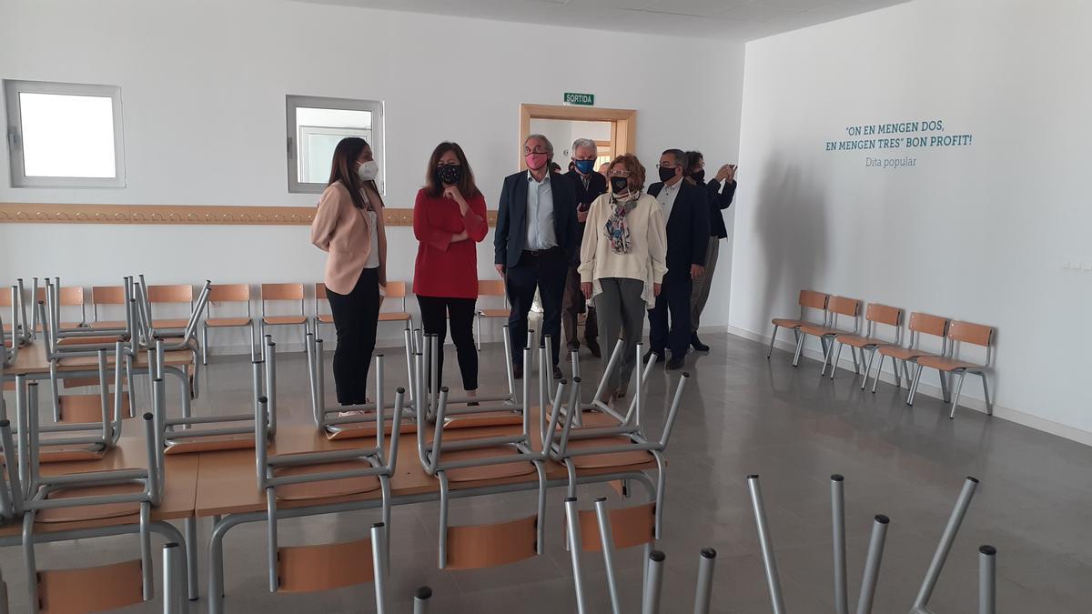 Las autoridades visitan las dependencias del nuevo centro escolar, hoy en el puerto de Alcúdia.