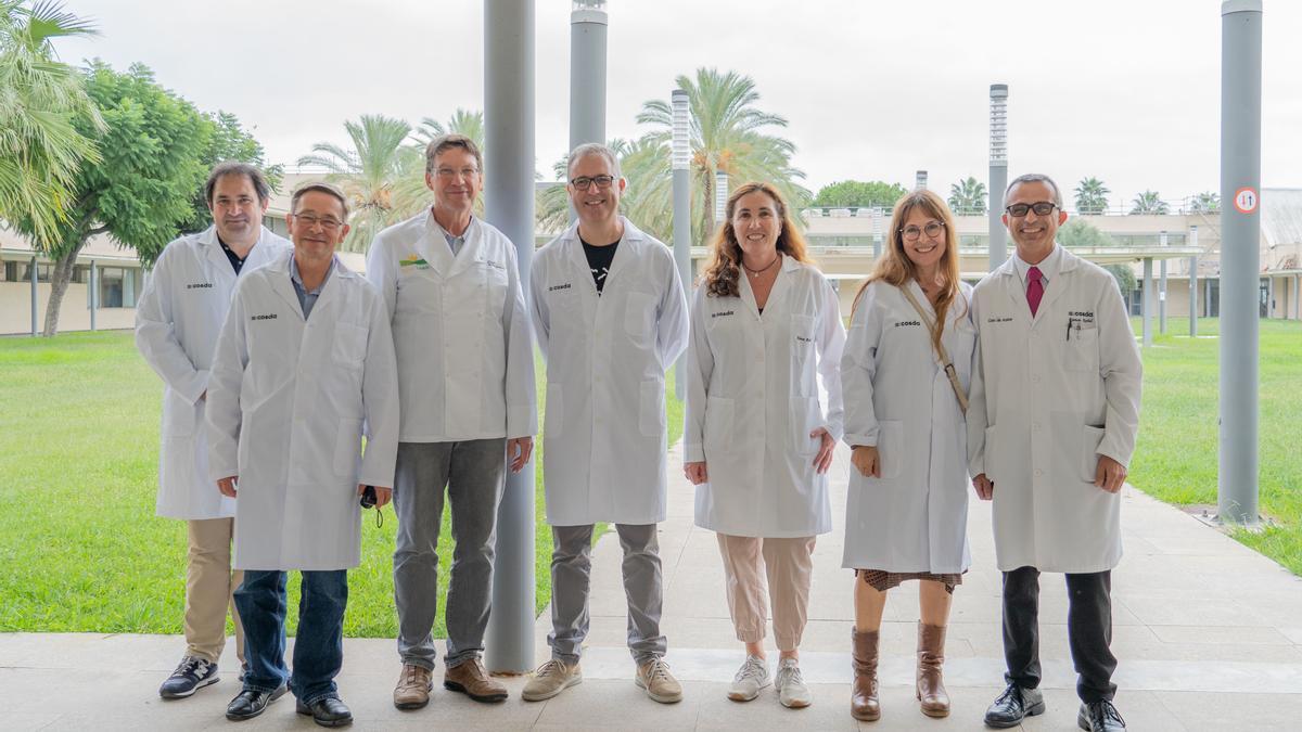 De izquierda a derecha: José Gayarre (director Academia Española de Formación), Artur Kanins (coordinador del proyecto de la Academia Española de Formación), Helmut Osterholt (representante de ChefHeads), Pablo Montero (formación del profesorado de Cosda), Elena Rubio (FCT de Cosda), Mariló Esteban (Profesora de inglés de Cosda) y Ramón Reolid (jefatura de Estudios de Cosda)FP)