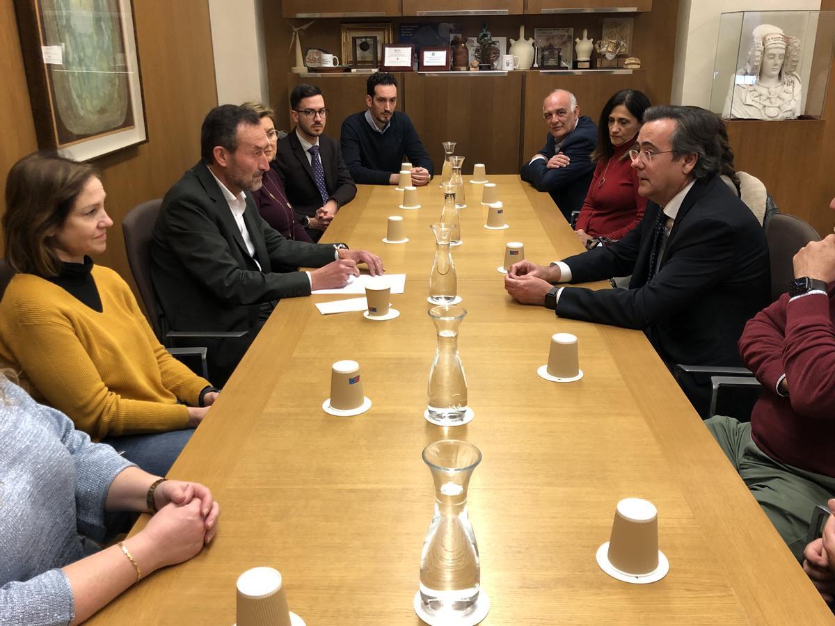 Un momento de la reunión en la Alcaldía del Ayuntamiento de Elche