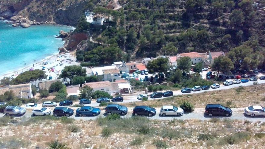 Xàbia impone la primera multa en su playa: 300 euros a dos «mojiteros»