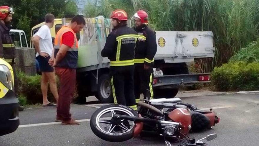 Moto accidentada ayer en Samieira. // FdV